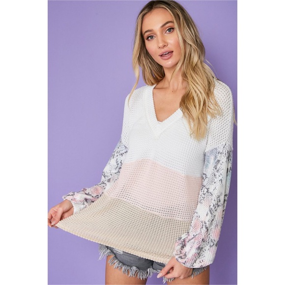 ❤️LAST 2! Snakeskin Detail Contrast V Neck Top! - Picture 5 of 10